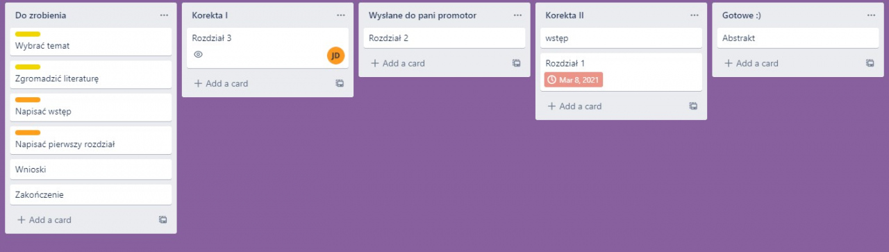 Zrzut fragmentu ekranu z aplikacji Tello. Na fioletowym tle widoczne jest pięć grup zadań wizualnie ułożonych w kolumny.